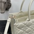 Borsa tote Dior media a libro con tracolla Pelle di vitello macrocannage bianca