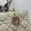 Borsa tote Dior media a libro con tracolla Pelle di vitello macrocannage bianca