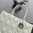 Borsa tote Dior media a libro con tracolla Pelle di vitello macrocannage bianca
