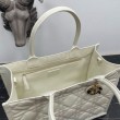 Borsa tote Dior media a libro con tracolla Pelle di vitello macrocannage bianca