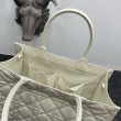Borsa tote Dior media a libro con tracolla Pelle di vitello macrocannage bianca