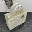 Borsa tote Dior media a libro con tracolla Pelle di vitello macrocannage bianca