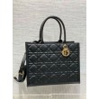 Borse Replica tote Dior media a libro con tracolla Pelle di vitello macrocannage nera