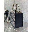 Borsa tote media Dior Book con tracolla Ricamo invertito Toile de Jouy
