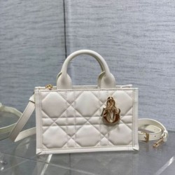 Dior Mini Book Tote Bag con Tracolla Bianca Macrocannage Pelle di Vitello Replica qualità specchio Replica Perfette Dior Mini Book Tote Bag con Tracolla Bianca Macrocannage Pelle di Vitello imitazioni