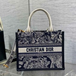 Borse Replica Dior piccola Book Tote con tracolla Ricamo Toile de Jouy Reverse e pelle di vitello blu qualità specchio Replica Perfette Borse Dior piccola Book Tote con tracolla Ricamo Toile de Jouy Reverse e pelle di vitello blu imitazioni