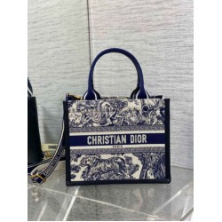 Dior Small Book Tote Bag con tracolla Toile de Jouy Sauvage Embroidery con pelle di vitello blu Dior Small Book Tote Bag con tracolla Toile de Jouy Sauvage Embroidery con pelle di vitello blu
