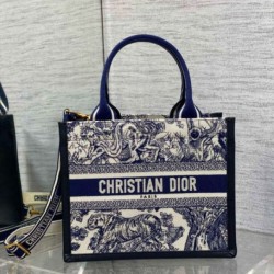 Dior Small Book Tote Bag con tracolla Toile de Jouy Sauvage Embroidery con pelle di vitello blu Replica qualità specchio Replica Perfette Dior Small Book Tote Bag con tracolla Toile de Jouy Sauvage Embroidery con pelle di vitello blu imitazioni