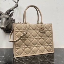 Replica Perfette Dior Medium Book Tote Bag con tracolla Beige Macrocannage imitazioni