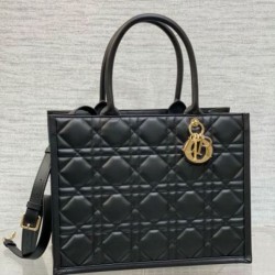 Borse Replica tote Dior media a libro con tracolla Pelle di vitello macrocannage nera qualità specchio Replica Perfette Borse tote Dior media a libro con tracolla Pelle di vitello macrocannage nera imitazioni