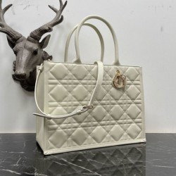 Borsa tote Dior media a libro con tracolla Pelle di vitello macrocannage bianca Replica qualità specchio Replica Perfette Borsa tote Dior media a libro con tracolla Pelle di vitello macrocannage bianca imitazioni