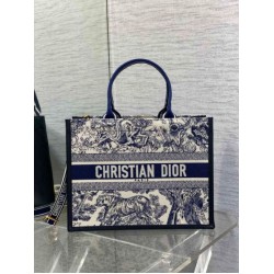 Dior Media Book Tote Bag con Tracolla Blu Ricamo Toile de Jouy Sauvage Dior Media Book Tote Bag con Tracolla Blu Ricamo Toile de Jouy Sauvage