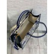 Dior Media Book Tote Bag con Tracolla Blu Ricamo Toile de Jouy Sauvage