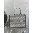 Dior Medium Book Tote Bag con tracolla Oblique Embroidery e pelle di vitello grigia
