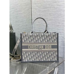 Dior Medium Book Tote Bag con tracolla Oblique Embroidery e pelle di vitello grigia
