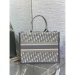 Dior Medium Book Tote Bag con tracolla Oblique Embroidery e pelle di vitello grigia