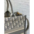 Dior Medium Book Tote Bag con tracolla Oblique Embroidery e pelle di vitello grigia