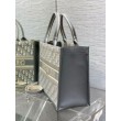Dior Medium Book Tote Bag con tracolla Oblique Embroidery e pelle di vitello grigia
