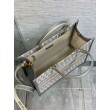 Dior Medium Book Tote Bag con tracolla Oblique Embroidery e pelle di vitello grigia