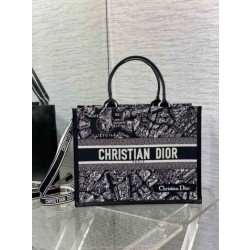 Dior Medium Book Tote Bag con tracolla Plan de Paris Embroidery e pelle di vitello nera