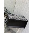 Dior Medium Book Tote Bag con tracolla Plan de Paris Embroidery e pelle di vitello nera