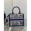 Dior Small Book Tote Bag con tracolla Toile de Jouy Sauvage Embroidery con pelle di vitello blu