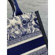 Dior Small Book Tote Bag con tracolla Toile de Jouy Sauvage Embroidery con pelle di vitello blu