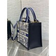 Dior Small Book Tote Bag con tracolla Toile de Jouy Sauvage Embroidery con pelle di vitello blu