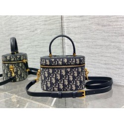 Dior Small CD Signature Vanity Case Blue Oblique Jacquard Dior Small CD Signature Vanity Case Blue Oblique Jacquard