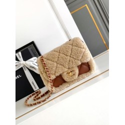Dettagli perfetti Borse Replica mini con patta in pelle di agnello shearling AS5148 Beige