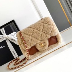 Replica Perfette Dettagli perfetti Borse  mini con patta in pelle di agnello shearling AS5148 Beige imitazioni