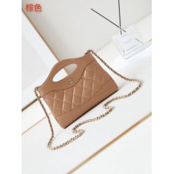 Dettagli perfetti 31 Mini Shopping Borse Firmate Replica Pochette con catena lucida AS3656 Beige