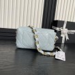 Borsa piccola con patta in pelle di agnello AS5167 Azzurro