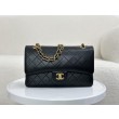 Borsa vintage con patta in pelle di agnello nera A2220