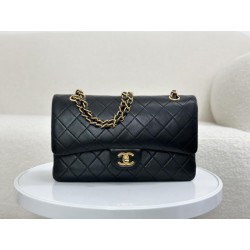 Borsa vintage con patta in pelle di agnello nera A2220