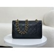 Borsa vintage con patta in pelle di agnello nera A2220