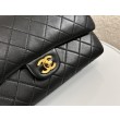 Borsa vintage con patta in pelle di agnello nera A2220