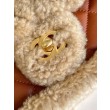 Dettagli perfetti Borse Replica mini con patta in pelle di agnello shearling AS5148 Beige
