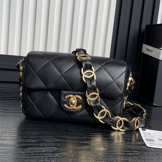Dettagli perfetti Borsa piccola con patta in pelle di agnello AS5174
