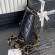 Dettagli perfetti Borsa piccola con patta in pelle di agnello AS5174