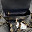 Dettagli perfetti Borsa piccola con patta in pelle di agnello AS5174