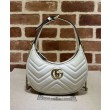 Gucci GG Marmont Una mini borsa a forma di mezzaluna Bianca