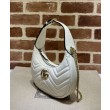 Gucci GG Marmont Una mini borsa a forma di mezzaluna Bianca