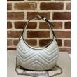 Gucci GG Marmont Una mini borsa a forma di mezzaluna Bianca