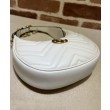 Gucci GG Marmont Una mini borsa a forma di mezzaluna Bianca