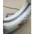 Gucci GG Marmont Una mini borsa a forma di mezzaluna Bianca