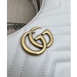 Gucci GG Marmont Una mini borsa a forma di mezzaluna Bianca