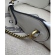 Gucci GG Marmont Una mini borsa a forma di mezzaluna Bianca