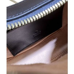 Gucci GG Marmont Una mini borsa a forma di mezzaluna Nera