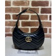 Gucci GG Marmont Una mini borsa a forma di mezzaluna Nera